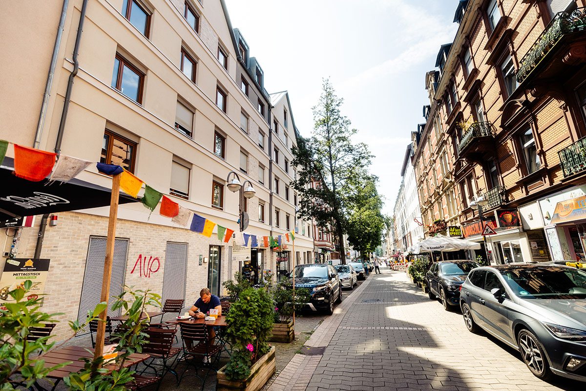 Berger Straße mit Außengastronomie vor dem Berger Quartier