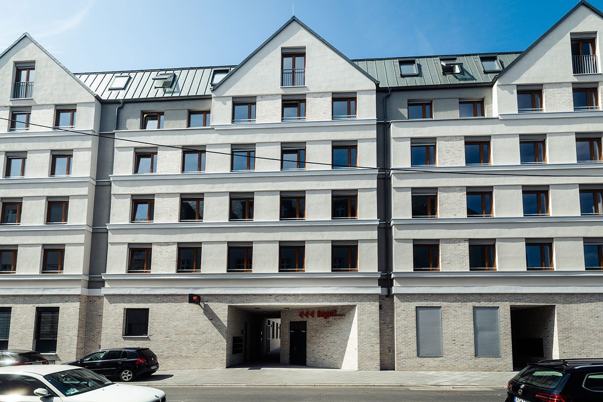 Straßenfassade des Berger Quartiers mit drei Giebeln und Klinkersockel